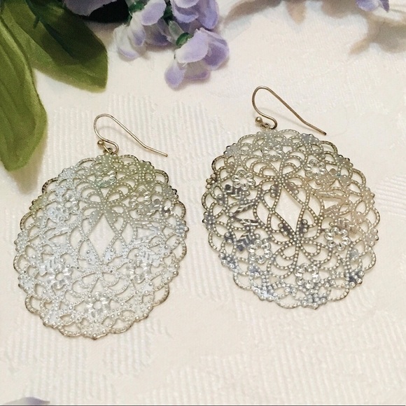 🎀Large Express Silver Lace Earrings🎀 - Picture 3 of 7
